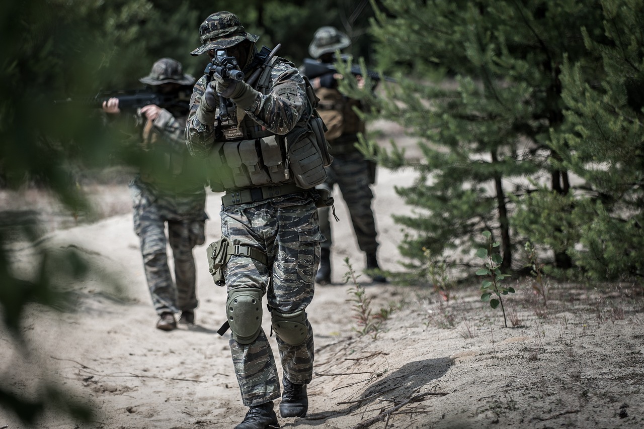 Soldat en uniforme prêt au combat